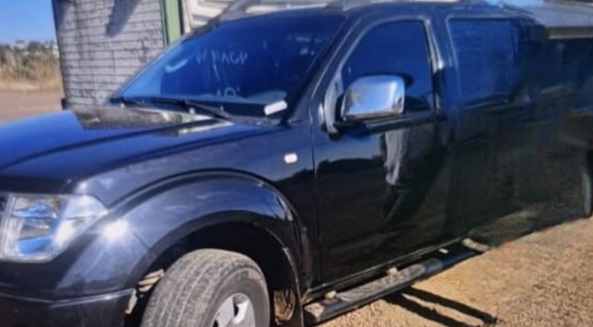 Criminosos disparam arma de fogo contra vítima durante roubo de caminhonete