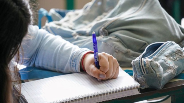 Uso de telefone celular nas escolas públicas e particulares de SC é proibido por lei