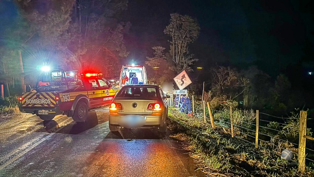 Motociclista fica gravemente ferido em saída de pista seguida de choque em cerca na SC-492