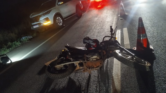 Condutor de motocicleta morre em colisão com caminhonete