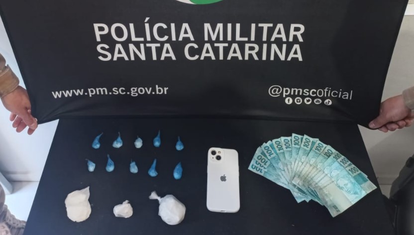 Duas ocorrências de tráfico de drogas são registradas e três mulheres são presas