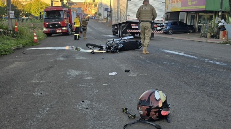 Motociclista morre após colisão entre moto e caminhão no centro da cidade