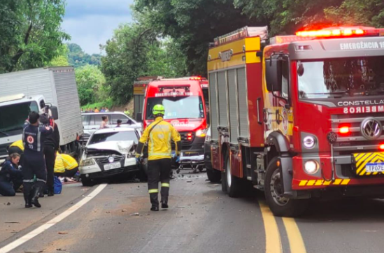 Acidente com vítima fatal na BR-282 envolveu 8 veículos