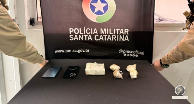 Polícia Militar prende casal por tráfico e apreende cerca de 700 gramas de cocaína e crack