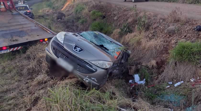 Capotamento na BR-163 deixa homem ferido