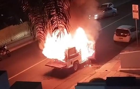 Veículo é destruído por incêndio no Centro