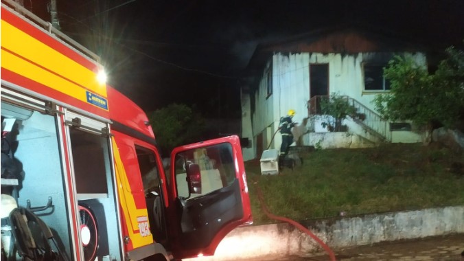 Bombeiros levam 3 horas para combater incêndio em residência