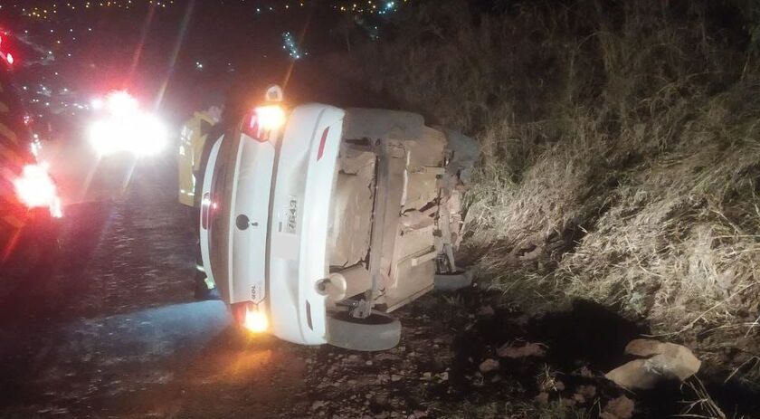 Motorista fica ferido após veículo sair da pista e se chocar contra barranco
