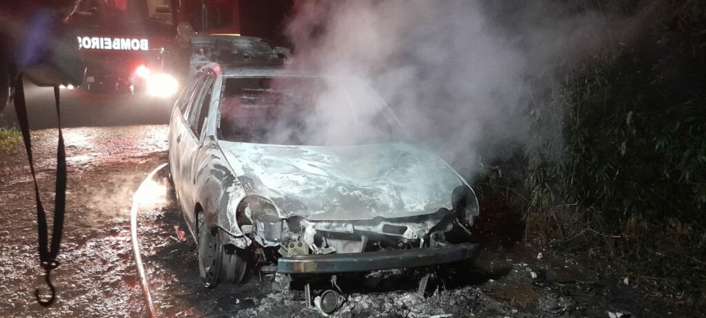 Carro pega fogo no oeste de SC