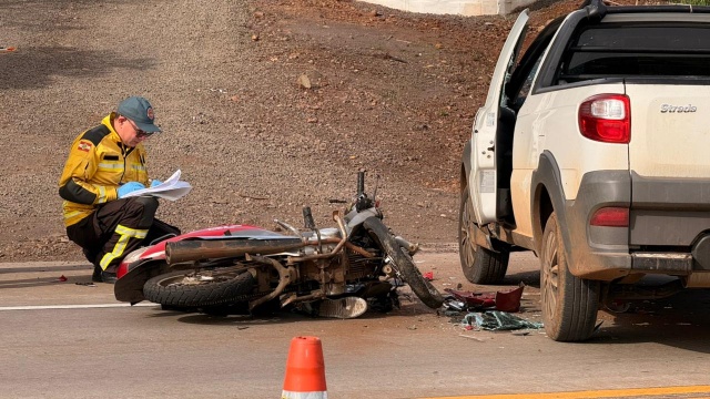 Jovem morre em grave acidente entre motoneta e caminhonete na BR-163