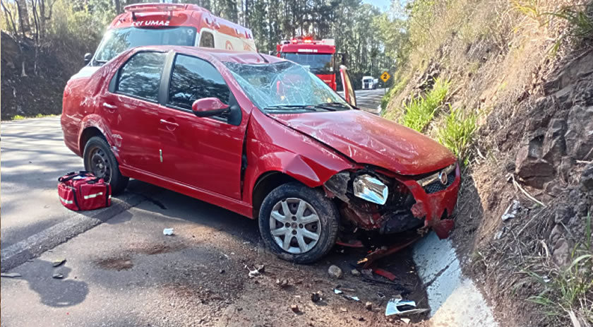 Carro sai da pista e colide em barranco na BR-282