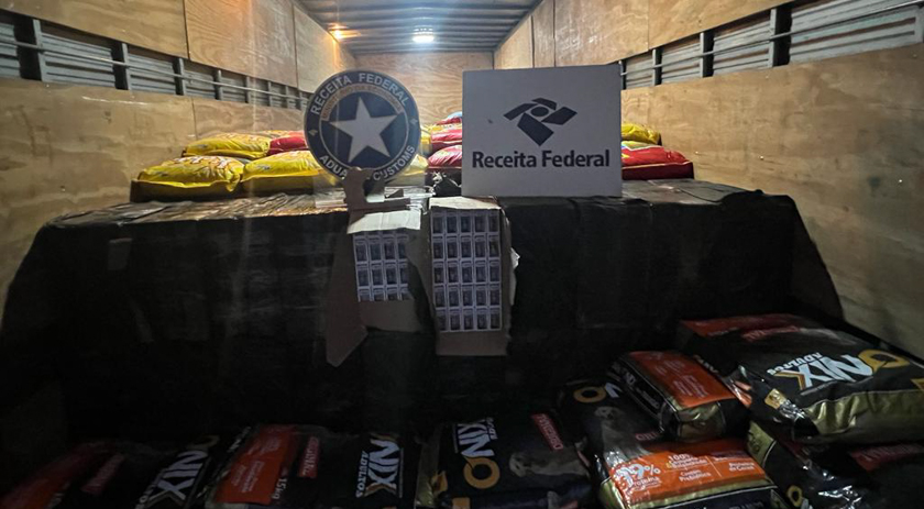 Receita Federal apreende caminhão com cerca de 175 mil maços de cigarros paraguaios em Florianópolis