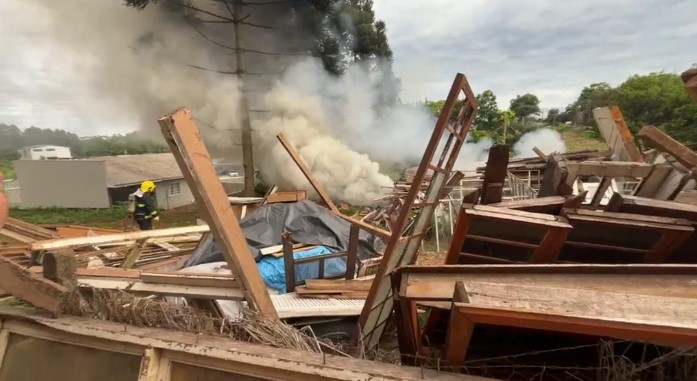 Incêndio destrói depósito de pneus