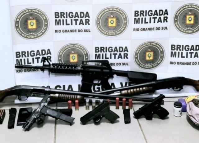 Casal integrante de facção é preso com arsenal de armas