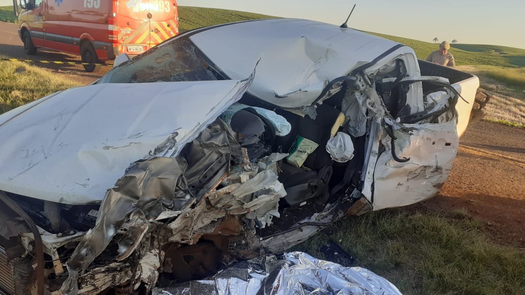 Jovem morre em acidente entre camionete e caminhão em Campo Erê