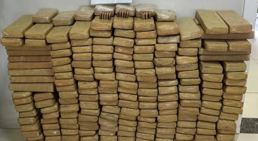 Carro de Chapecó é flagrado com quase 160 kg de maconha no Paraná