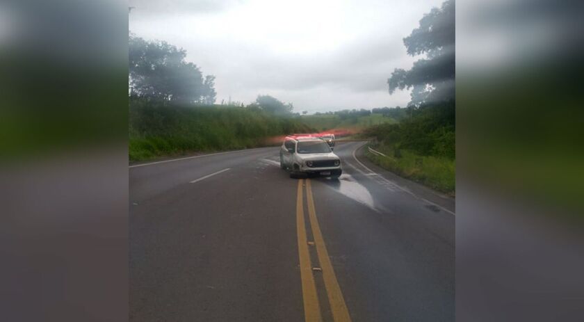 Carreta invade contramão e joga viatura da PM contra barranco na SC 157