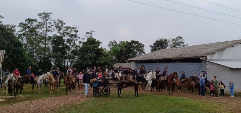 Cavalgada da Chama Crioula reúne mais de 50 participantes