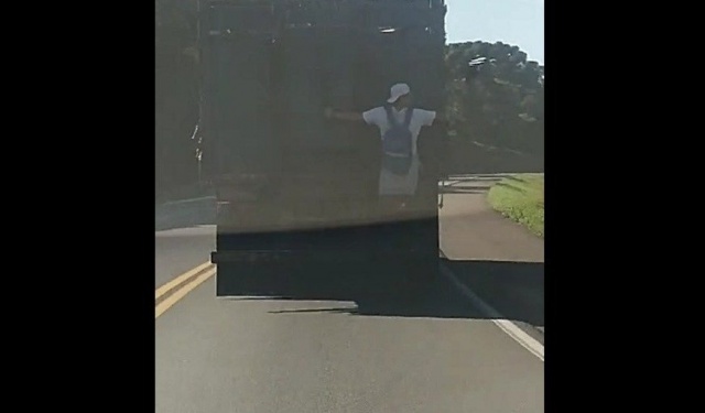 Homem é flagrado pendurado em carroceria de caminhão na BR-282