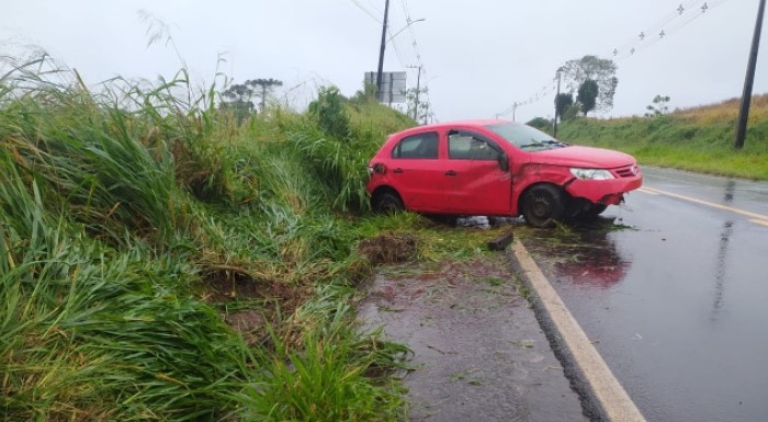Condutor foge e deixa passageiro após acidente