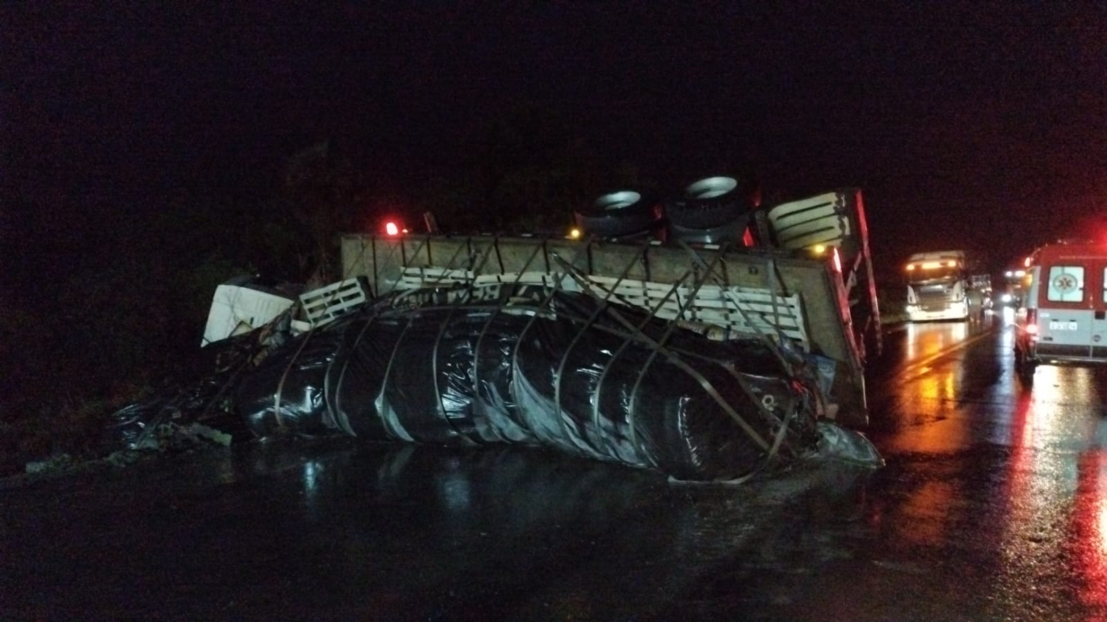 Carro e caminhão saem da pista em acidente de trânsito em Ponte Serrada