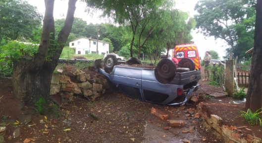 Motorista e passageira ficam feridos em capotamento de veículo