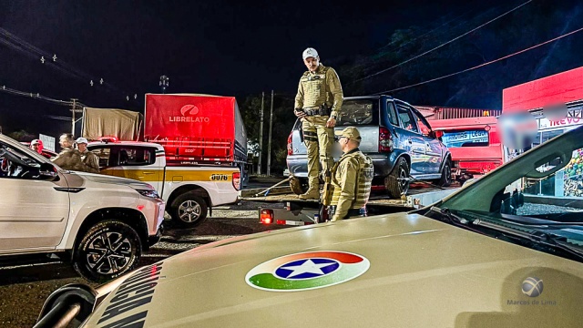 PMs são atacados a pedradas após perseguição em marcha ré