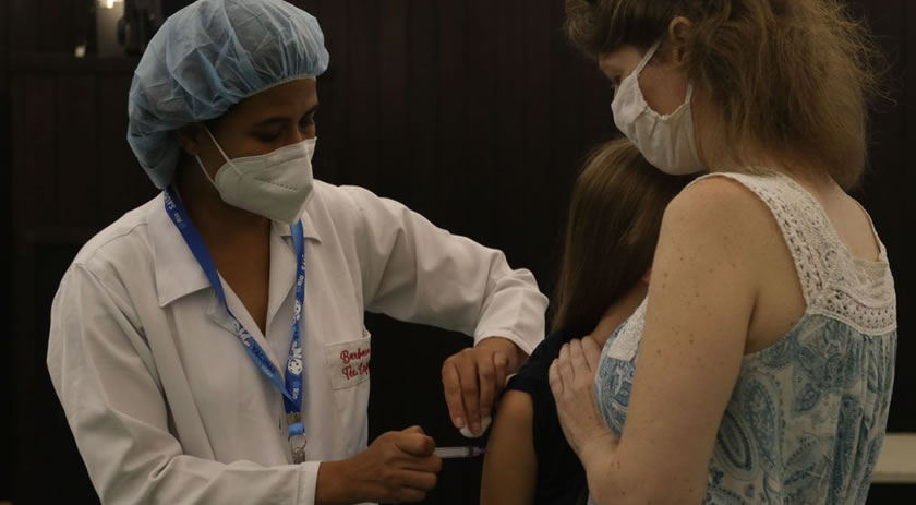 Média móvel de óbitos caiu 60,4% desde o pico da Ômicron, diz Saúde