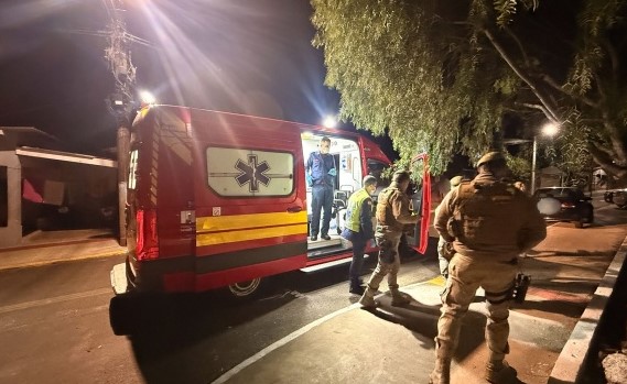 Idosa de 82 anos é agredida pelo neto e companheiro reage com facão