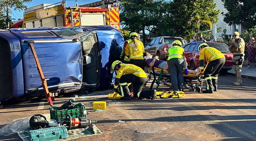 Colisão entre carro e caminhonete termina em capotamento e deixa dois feridos