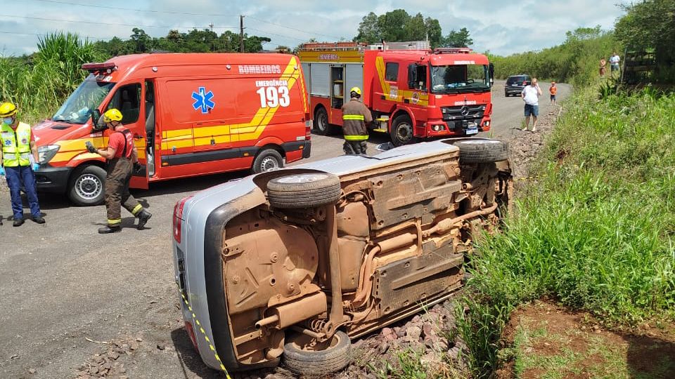 Motorista sai ileso de capotamento em Maravilha