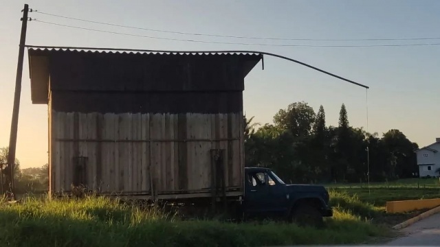 Caminhão é apreendido transportando casa na carroceria na BR-285