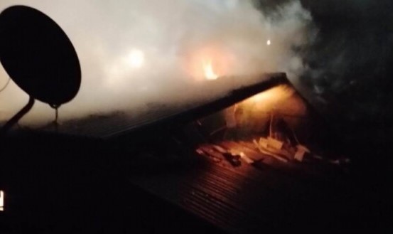 Bombeiros é acionado para atender ocorrência de incêndio que consumiu duas casas no Oeste de SC