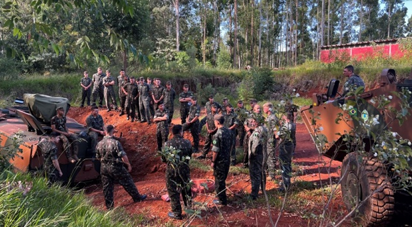 Militares do 14º RCMec participam de estágio para operar blindados