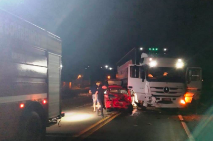 Dois ficam feridos em acidente entre automóvel e carreta na BR-282