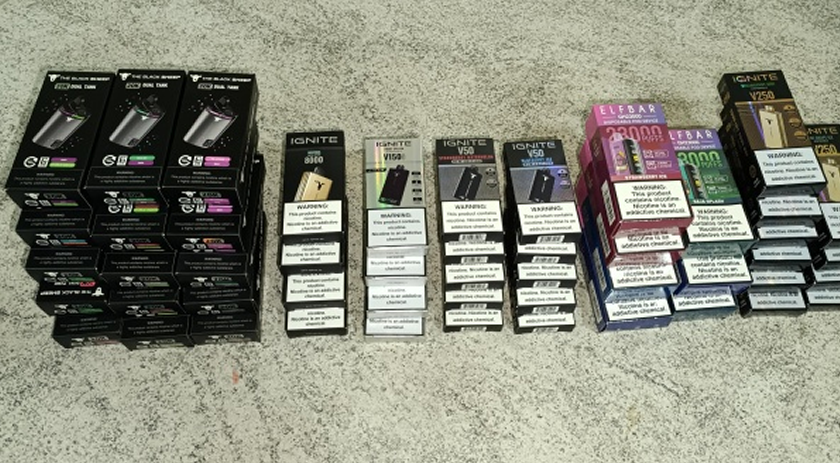 Mulher é flagrada com contrabando de cigarros eletrônicos