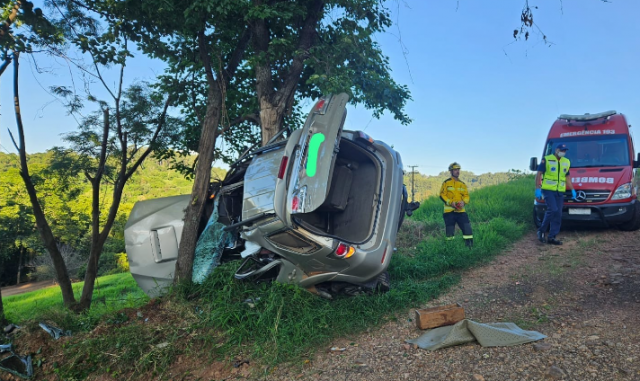 Homem não resiste a ferimentos após saída de pista e colisão em árvore