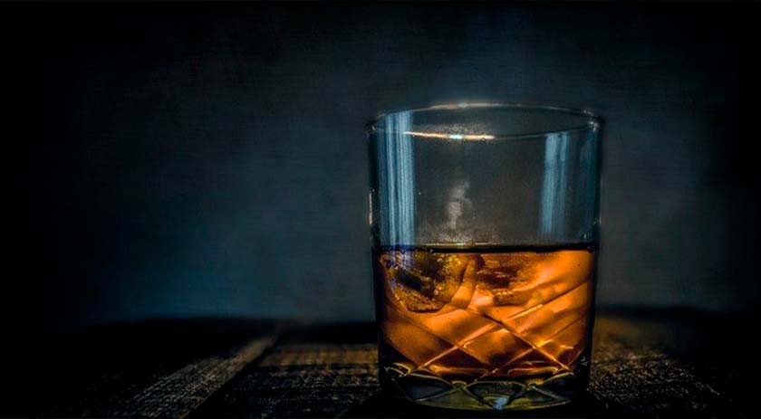 Consumo moderado de bebidas alcoólicas pode acelerar desenvolvimento de Alzheimer