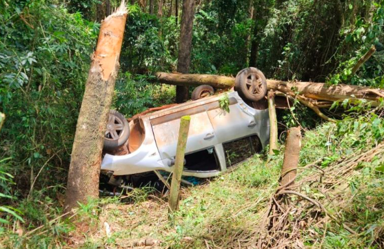 Motorista é ejetada e fica com a cabeça presa embaixo de carro após capotamento em SC