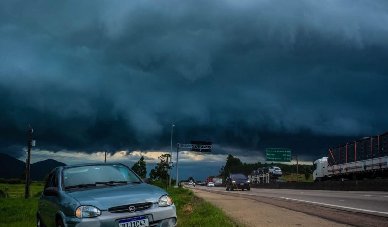 Ciclone causa temporais em SC, com risco de alagamentos e enxurradas, alerta Defesa Civil