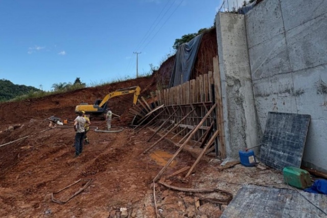 Trabalhadores são soterrados em obra e um fica em estado grave em SC