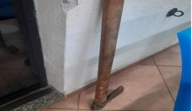 Homem é preso acusado de agredir irmão, madrasta e quebrar objetos com machado