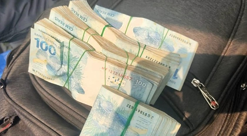 PRF flagra trio com quase R$ 300 mil em dinheiro na BR-282