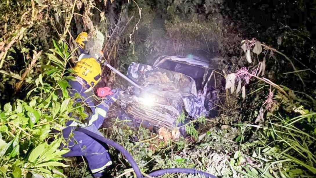Veículo sai da pista, capota e pega fogo na SC 492