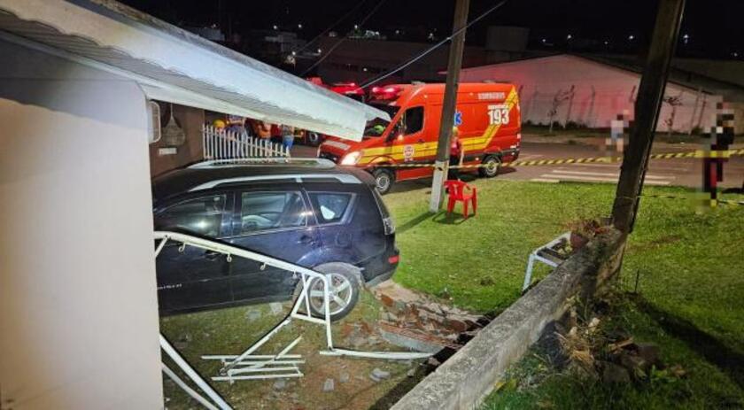 Veículo invade residência após colisão lateral no Bairro Jardim Peperi