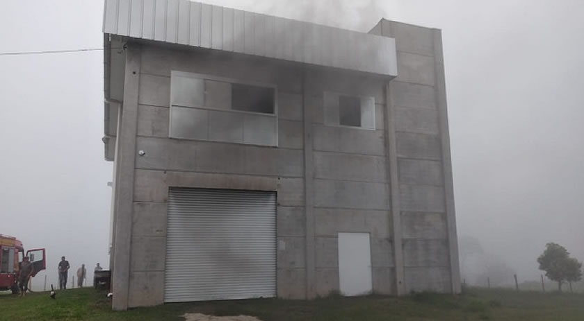 Incêndio causa danos em edificação no interior