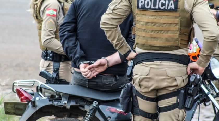 Homem tenta fugir da PM, morde policial e acaba preso