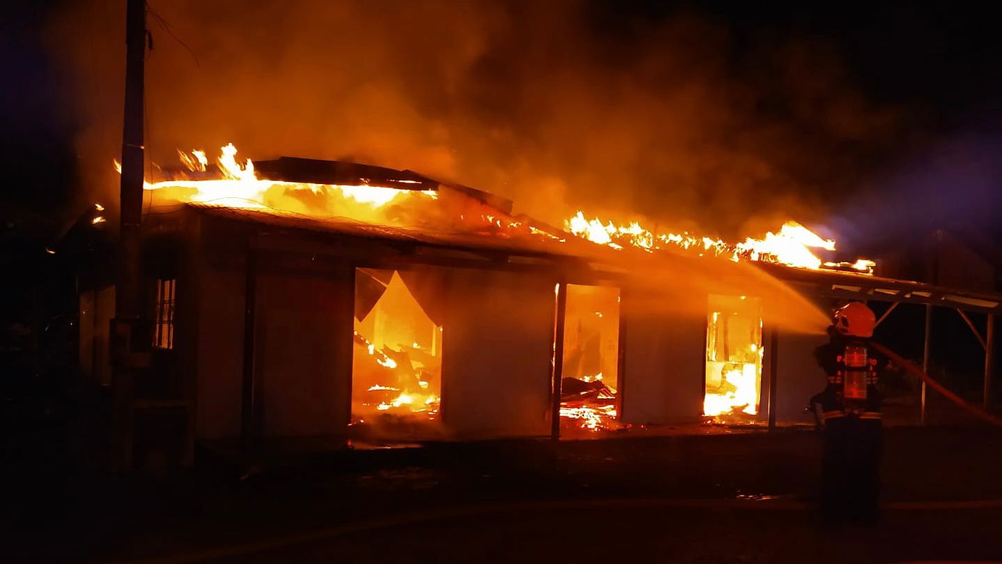 Residência é destruída por incêndio no interior de Riqueza