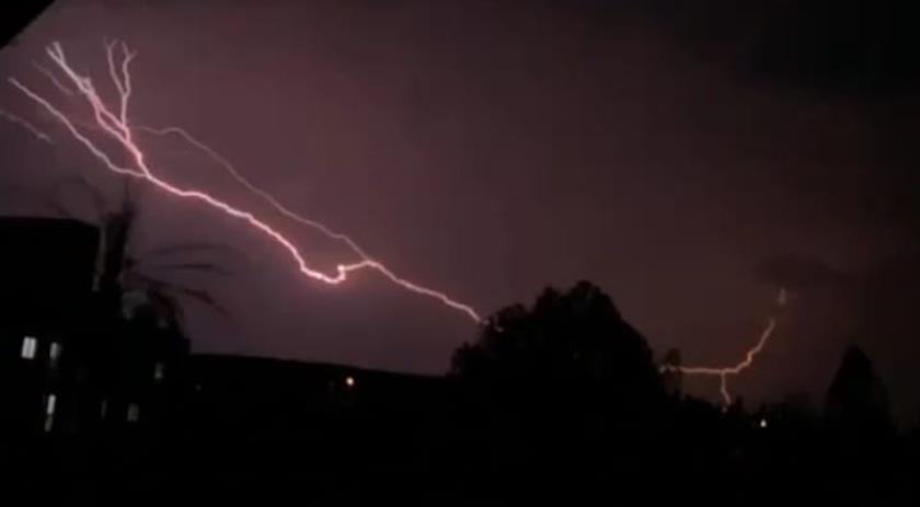 Homem flagra momento em que raio corta o céu durante tempestade