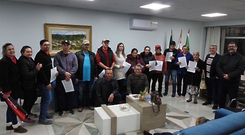 Moradores recebem escrituras aguardadas há mais de 25 anos